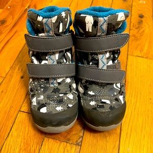 See Kai Run kids size 13 waterproof boots